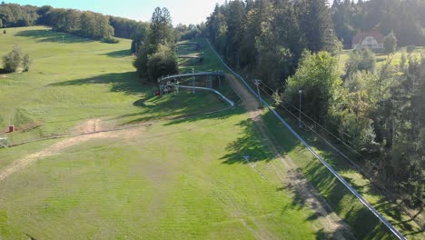 Luftaufnahme-über-Trockenem-Skipistenpark-In-Slowenien