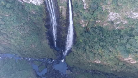 Wunderbarer-Wasserfall-In-Der-Schlucht-Von-Itaimbezinho,-Südlich-Von-Brasilien