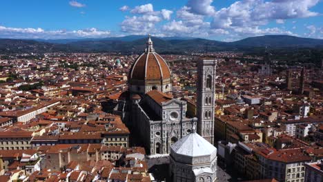 Drohne-Dreht-Sich-An-Einem-Sonnigen-Tag-In-Florenz-In-Italien-In-4k-Um-Die-Kathedrale-Santa-Maria-Del-Fiore-Und-Die-Stadt
