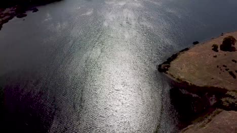 Wellen-Auf-Dem-See-Am-Crystal-Spring-Reservoir,-Luftaufnahme-Einer-Drohne