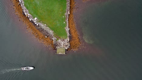 Barco-Conduciendo-En-La-Costa-De-Half-Island-En-Noruega-Drone-Shot
