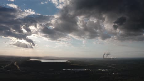 Dunkle-Wolken-Mit-Einem-Kohlekraftwerk-Im-Hintergrund