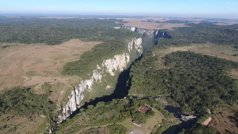 Canyon-of-Itaimbezinho-south-of-Brazil,-aerial-from-high-altitude,-complete-scene,-from-right-side