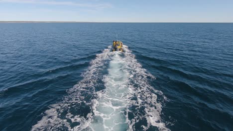 Rückspülung-Von-Einem-Fischerboot,-Das-Auf-Dem-Tiefblauen-Meer-In-Der-Nähe-Der-Isla-De-Los-Pajaros-In-Patagonien,-Argentinien,-Segelt