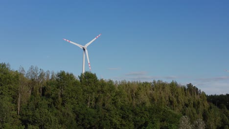 Windkraftanlagen-Auf-Einem-Hügel-Offenbaren