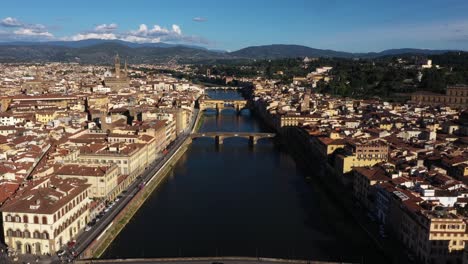 Drone-Volando-Rápido-Sobre-El-Río-Arno-Y-La-Ciudad-En-Un-Día-Soleado-En-Florencia-En-Italia-En-4k