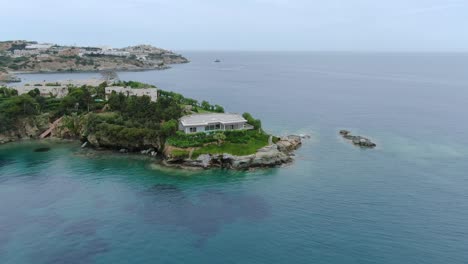 Paraíso-Para-Los-Amantes-De-La-Naturaleza-En-Las-Islas-De-Creta,-Grecia,-Con-Hermosos-Resorts-Frente-Al-Mar-Construidos-Sobre-Los-Acantilados