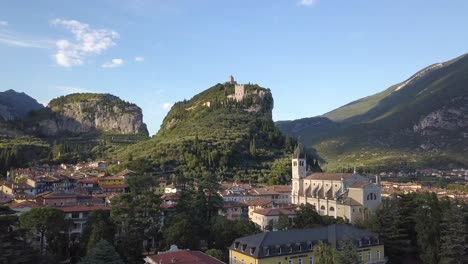 Escena-De-Apertura-De-Un-Hermoso-Pueblo-Italiano-Con-Una-Torre-En-Un-Acantilado-Cerca-De-Riva-Del-Garda,-Trentino