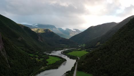 Paisaje-De-Cadenas-Montañosas-Forestales-Con-Río-Tranquilo-Durante-El-Día-Nublado-En-Noruega