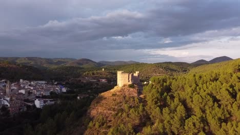 Kleine-Islamische-Burg-Auf-Einem-Hügel,-Beleuchtet-Während-Des-Sonnenuntergangs