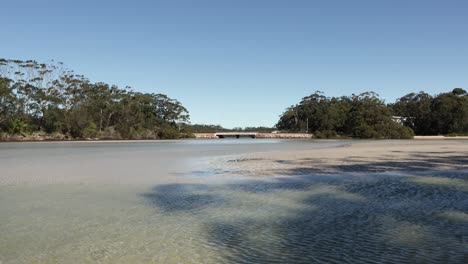 Elisabeth-Drive-Brücke-Im-Jervis-Bay-Nationalpark,-Australien,-Der-Moona-Moona-Creek-Mit-Vorbeifahrenden-Autos,-Gesperrte-Aufnahme