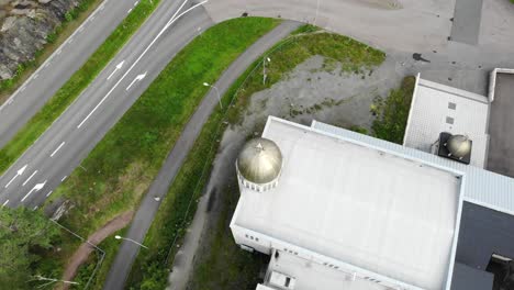 Descenso-En-Espiral-De-Drones-Sobre-El-Edificio-De-La-Iglesia-Ortodoxa,-Suecia