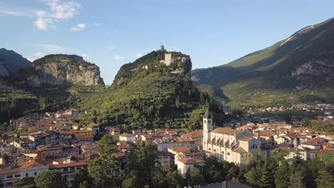Luftaufnahme-Einer-Historischen-Stadt-In-Italien,-Mit-Einem-Gebäude-Auf-Einer-Klippe---Arco,-Riva-Del-Garda,-Trentino