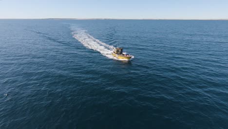 Kommerzielles-Fischerboot,-Das-Auf-Dem-Offenen-Meer-Mit-Rückspülung-An-Der-Oberfläche-In-Der-Nähe-Der-Isla-De-Los-Pajaros-In-Argentinien-Segelt