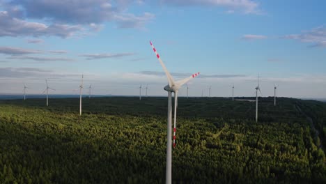 Windpark-Auf-Einem-Hügel-Bei-Sonnenuntergang
