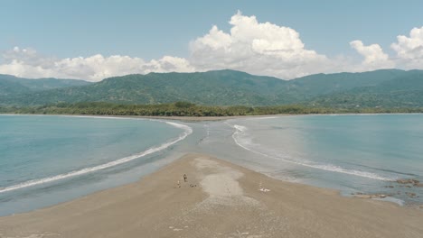 Vuelo-Cercano-Con-Drone-Sobre-La-Orilla-De-La-Playa-Con-Forma-De-Cola-De-Ballena-En-Costa-Rica