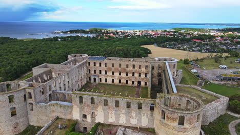 The-Ruins-Of-Borgholm-Castle-With-A-Scenic-View-Of-Borgholm-City-And-Kalmar-Strait-On-Summer-In-Öland,-Sweden