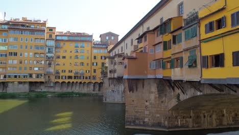 4k-Nahaufnahme-Der-Ponte-Vecchio,-Der-Berühmten-Brücke-In-Florenz