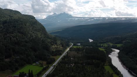 Exuberante-Paisaje-Verde-De-Hermosas-Montañas-Y-Un-Río-En-Noruega-Disparo-De-Drones