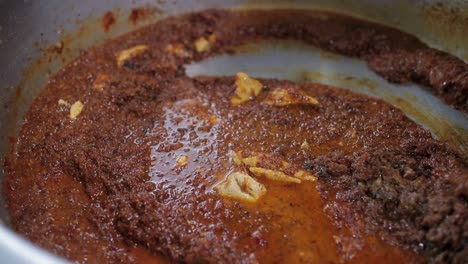 Indische-Rote-Soße-In-Einer-Großen-Pfanne-Kochen