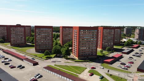 Filas-De-Edificios-De-Apartamentos-De-Gran-Altura-En-Fagottgatan,-Vastra-Frolundain-En-Gotemburgo,-Suecia