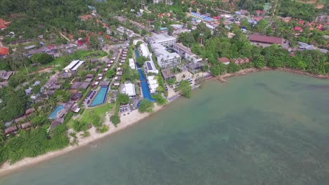 Koh-Chang-Thailand-colourful-hotel-resorts-along-the-coastline-aerial-dolly-right