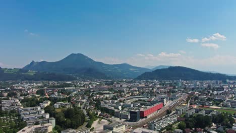 Vista-Aérea-De-Salzburgo-De-Las-Montañas-En-Verano