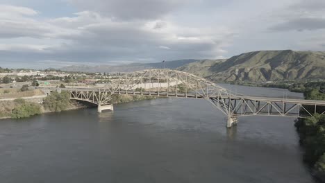 Car-traffic-on-bridge-over-Columbia-river-in-Wenatchee,-USA