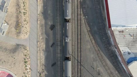 Ein-Schwarzer-Kesselwagen-Auf-Der-Eisenbahn,-Der-Erdöl-Und-Gasförmige-Rohstoffe-In-Einem-Kraftwerk-In-Wenatchee,-Washington,-Transportiert