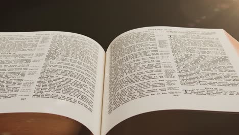 Bibelschriften-Und-Optische-Flackerstrahlen-Bewegen-Sich-Von-Links-Nach-Rechts,-Das-Heilige-Buch-Der-Christen
