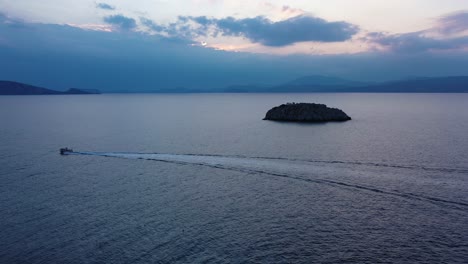 Eine-Kleine-Insel-Vor-Dem-Strand-Von-Vlychos-Plakes-Auf-Der-Griechischen-Insel-Hydra