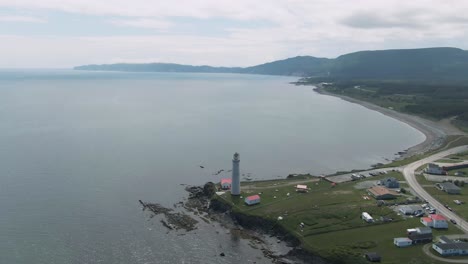 Leuchtturm-Cap-Des-Rosier-An-Der-Küste-Der-Halbinsel-Gaspe-Im-Norden-Von-Quebec,-Kanada