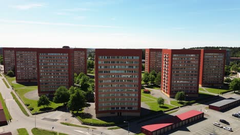 Edificios-Residenciales-De-Gran-Altura-En-Una-Fila-Bajo-Un-Día-Soleado-En-Västra-Frölunda,-Gotemburgo-Suecia