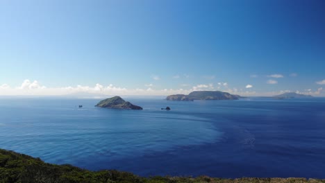 Reenvía-El-Vuelo-Aéreo-De-Drones-Sobre-La-Isla-Hacia-Hermosas-Islas-En-El-Océano-Azul-En-Un-Día-Despejado