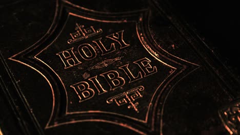 Nahaufnahme-Der-Bibel-Mit-Dunklem-Hintergrund