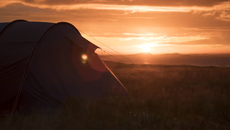Camping-Auf-Den-Lofoten-In-Einem-Zelt-Bei-Sonnenuntergang-Im-Zeitraffer
