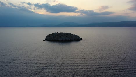 Eine-Kleine-Insel-Vor-Dem-Strand-Von-Vlychos-Plakes-Auf-Der-Insel-Hydra,-Griechenland