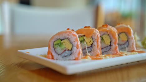 Rollo-De-Sushi-De-Salmón-Con-Salsa-En-La-Parte-Superior---Estilo-De-Comida-Japonesa