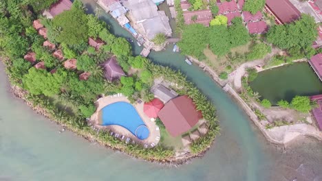 Von-Oben-Nach-Unten-Luftaufnahme-Steigende-Koh-Chang-Luxus-Paradies-Resort-Dächer---Malerischer-Pool-Thailand