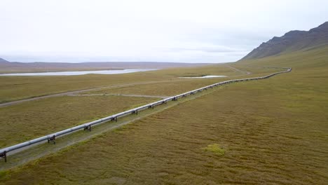 Alaska-pipeline,-Die-ölfässer-Durch-Die-Landschaft-Transportiert---Luftdrohnenansicht