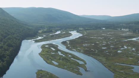 Wunderschöner-Fluss-Gaspe-Im-Norden-Von-Quebec-An-Den-Bergen---Luftaufnahme