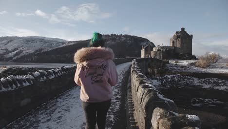 Alone-woman-travelling-to-Eilean-Donan-Castle-Scotland