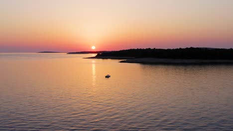 Landschaftliche-Schönheit-Des-Goldenen-Sonnenuntergangs,-Der-Sich-Auf-Dem-Ruhigen-Ozean-In-Der-Nähe-Der-Insel-Losinj,-Kroatien,-Widerspiegelt