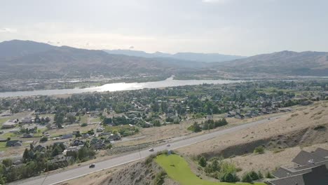 Gorgeous-View-Of-A-House-With-Glorious-Trees-and-Mountain-In-Wenatchee,-Washington---Aerial-Shot