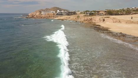 Wellen,-Die-Den-Strand-In-Cabo-San-Lucas-In-Einer-Drohnenaufnahme-Erreichen
