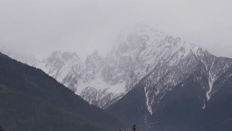 Escena-Del-Paisaje-Invernal-Del-Pico-De-La-Montaña-Cubierto-De-Nieve-Durante-Los-Inviernos-Extremos