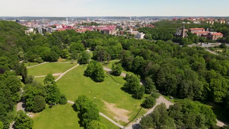 Parque-Forestal-Natural-Con-Paisaje-Urbano-Al-Fondo-Durante-El-Día-En-Slottsskogen,-Gotemburgo,-Suecia