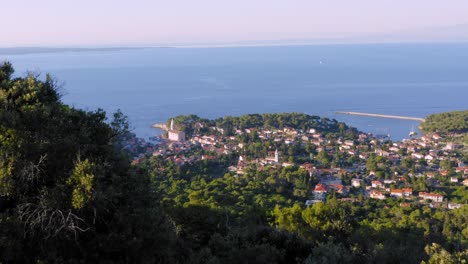 Malerische-Luftaufnahme-Des-üppigen-Dorfes-Veli-Losinj-Auf-Der-Touristischen-Insel-Losinj-In-Kroatien,-Umgeben-Von-Ruhigem,-Blauem-Meer