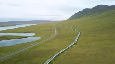 Oleoducto-Trans-alaska-En-El-Paisaje-Montañoso-De-Alaska---Impresionante-Vista-Aérea-De-Drones