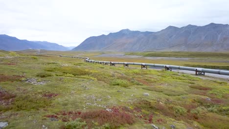 Alaska-landschaft-Mit-ölpipeline,-Die-Durch-Die-Landschaft-Führt---Antenne